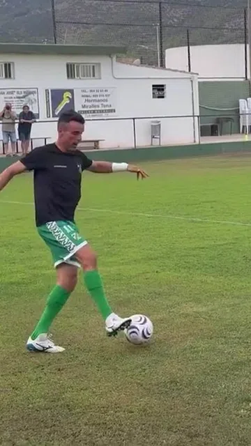 Ex-top 9 do tênis, Roberto Bautista Agut se aposenta e faz dois gols em estreia no futebol