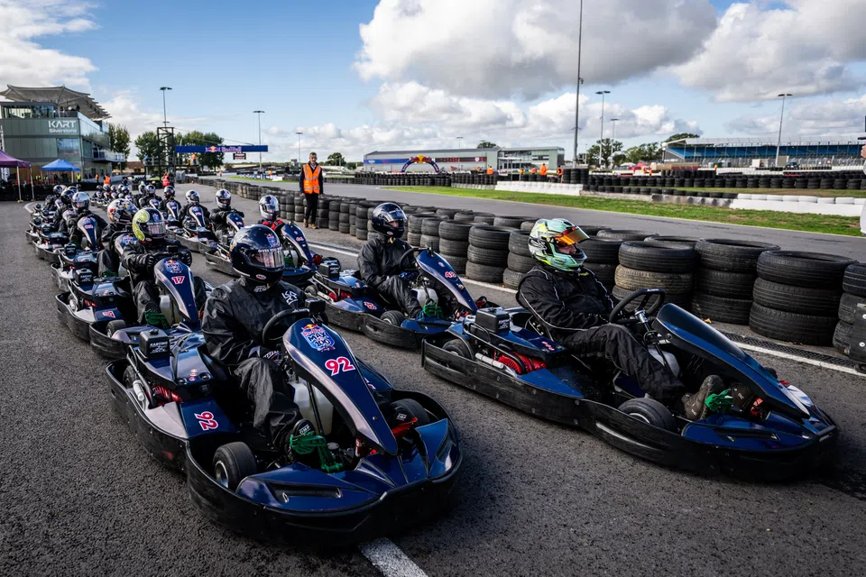 Verstappen larga em último de kart, supera 100 pilotos e vence desafio em Silverstone em 35 minutos