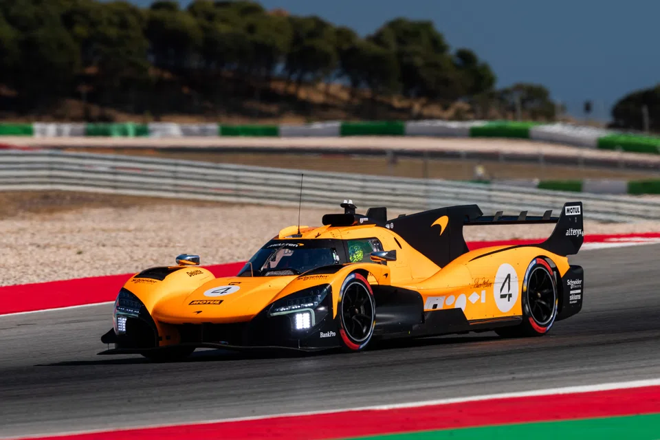 Norris testa hipercarro da McLaren para WEC em Portimão após pódio na F1