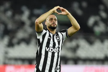 Botafogo busca reposição para Arthur Cabral e freia transferência milionária ao México