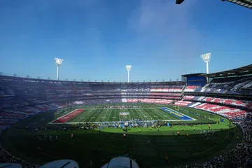 Mais de 100 mil pessoas lotam Melbourne Cricket Ground na Austrália em jogo histórico da NFL entre 49ers e Rams