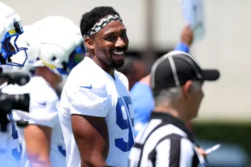 Lesão grave: Myles Garrett, estrela dos Rams, desfalca NFL por um mês após cirurgia