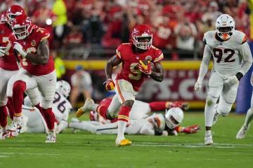 Mahomes retorna em grande estilo, Walker brilha e Chiefs arrasam Broncos por 31 a 10 na NFL